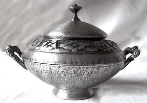 Bowl with lid
No. 054